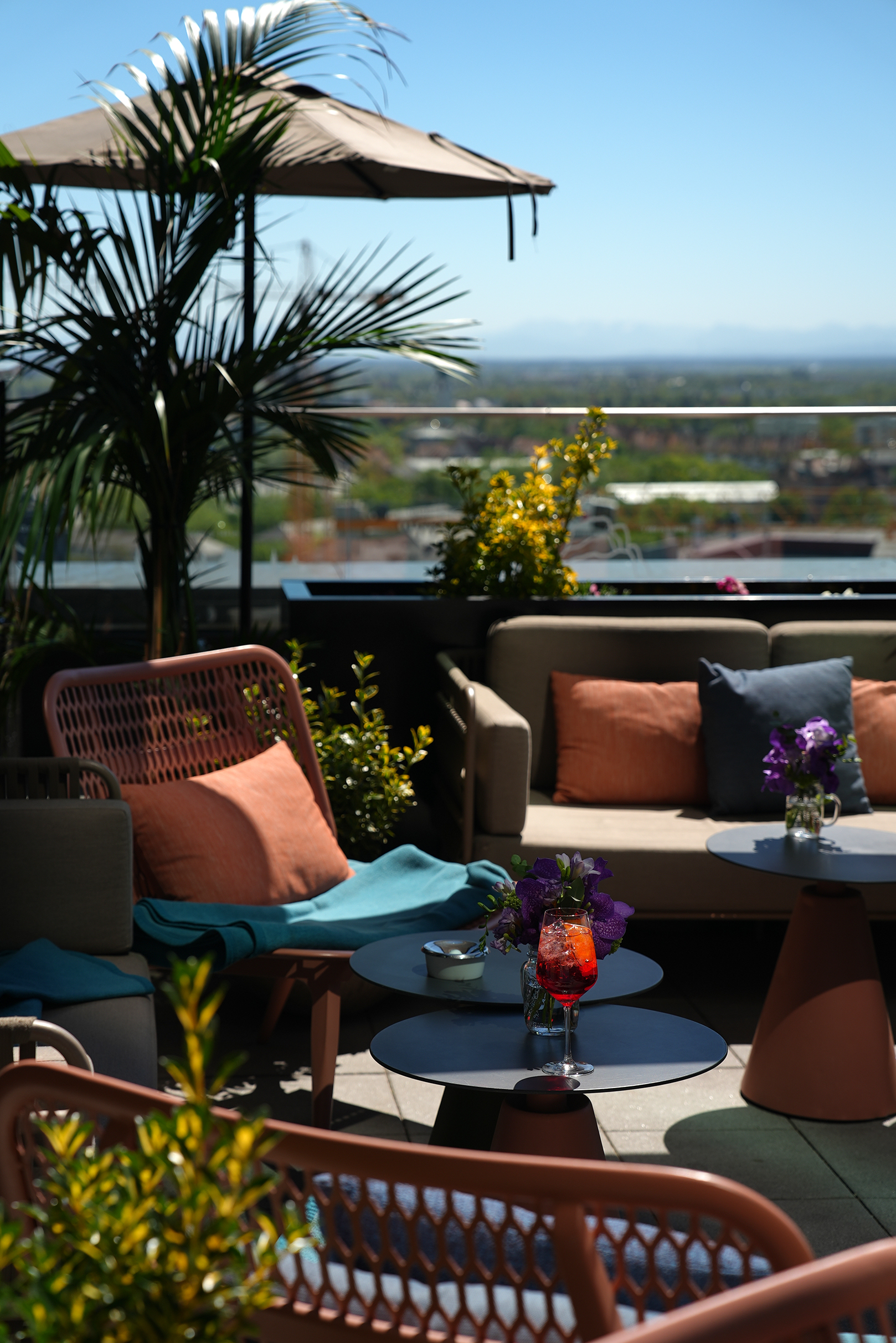 Fitzroy Rooftop Bar mit Lounge und blauem Himmel
